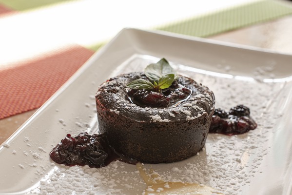 Postre de coulant de chocolate